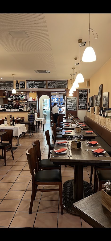 Blick in den Gastraum der Tavernetta da Nino mit gedeckten Tischen