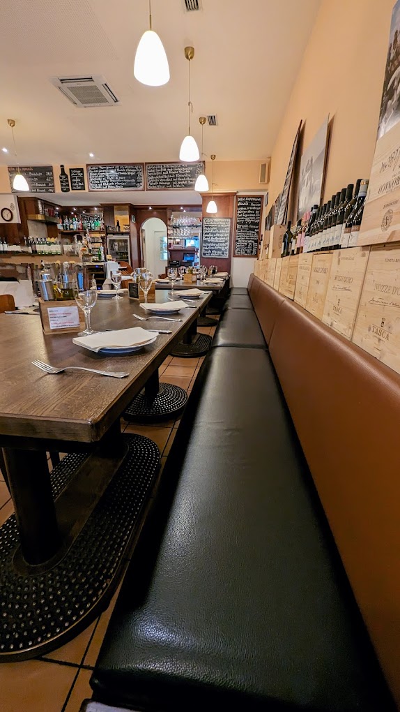Die lange Bankreihe der Tavernetta da Nino — gemütlich, authentisch, italienisch